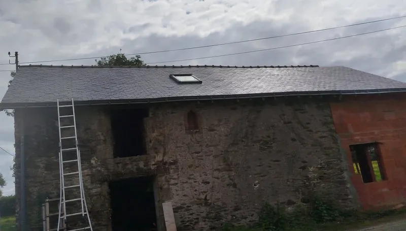 Couverture en ardoise sur une longère en pierre, près de Redon