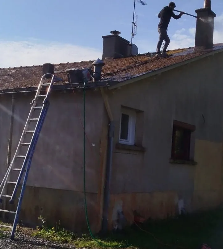Démoussage d'une toiture en tuiles en cours