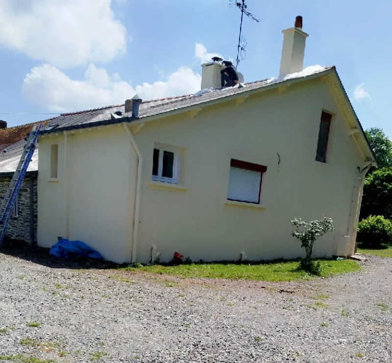 Pavillon après nettoyage de la toiture et de la façade, pays de Redon